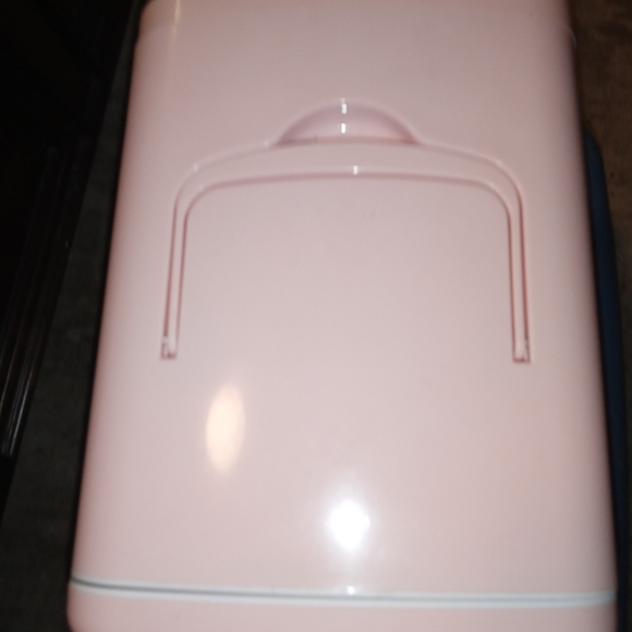 Retro pink Frigidaire mini cooler - Picture 3 of 6